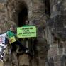 Διαμαρτυρία για τους φυλακισμένους της Greenpeace με... αναρρίχηση