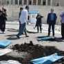 Σε συμβολική κίνηση διαμαρτυρίας οι εργαζόμενοι της ΔΕΗ άδειασαν σακούλες με λιγνίτη μπροστά στη Βουλή
