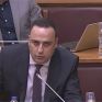 Λουμάκης: Χρειάζονται μπαταρίες στα μπαλκόνια, όχι φωτοβολταϊκά plug-in - Θα δημιουργηθεί μεγάλο πρόβλημα