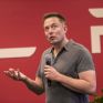 «Χρυσάφι» στα πόδια του Musk έριξε η Tesla, για να τον «δέσει» μαζί της