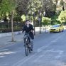 Με ηλεκτρικό ποδήλατο στο Μαξίμου ο πρόεδρος της ΚΕΔΕ