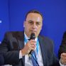 Λουμάκης: Δεν θα πληρώνονται οι ΑΠΕ για να μην παράγουν – Φρένο στα φωτοβολταϊκά και στροφή στην αποθήκευση