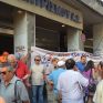 Έξω από τα κεντρικά γραφεία της ΔΕΗ οι πρώτοι διαδηλωτές