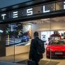 Η πανδημία ρίχνει τις τιμές των μοντέλων της Tesla