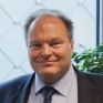 Thomas Becker: Η ελληνική προεδρία να πάρει «πάνω της» την ανατροπή των στόχων για τις ΑΠΕ