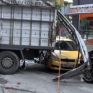 Φορτηγό έπεσε σε κολώνα της ΔΕΗ