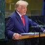 Τραμπ: Οι ΑΠΕ είναι αστείες, είμαστε εδώ για να σας προσφέρουμε πετρέλαιο, αέριο και άνθρακα